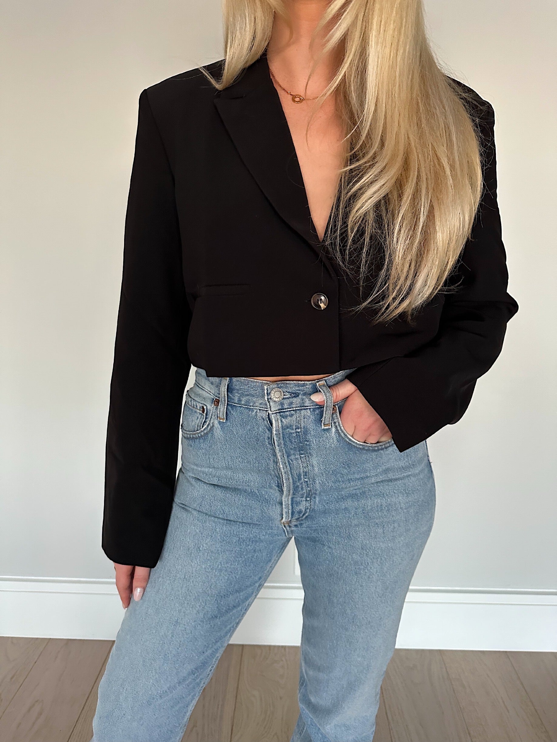 Cropped blazer. Oversized, boxy fit. Single breasted. Collar neckline. Long sleeves. Front button closure. Faux front pockets. Fully lined