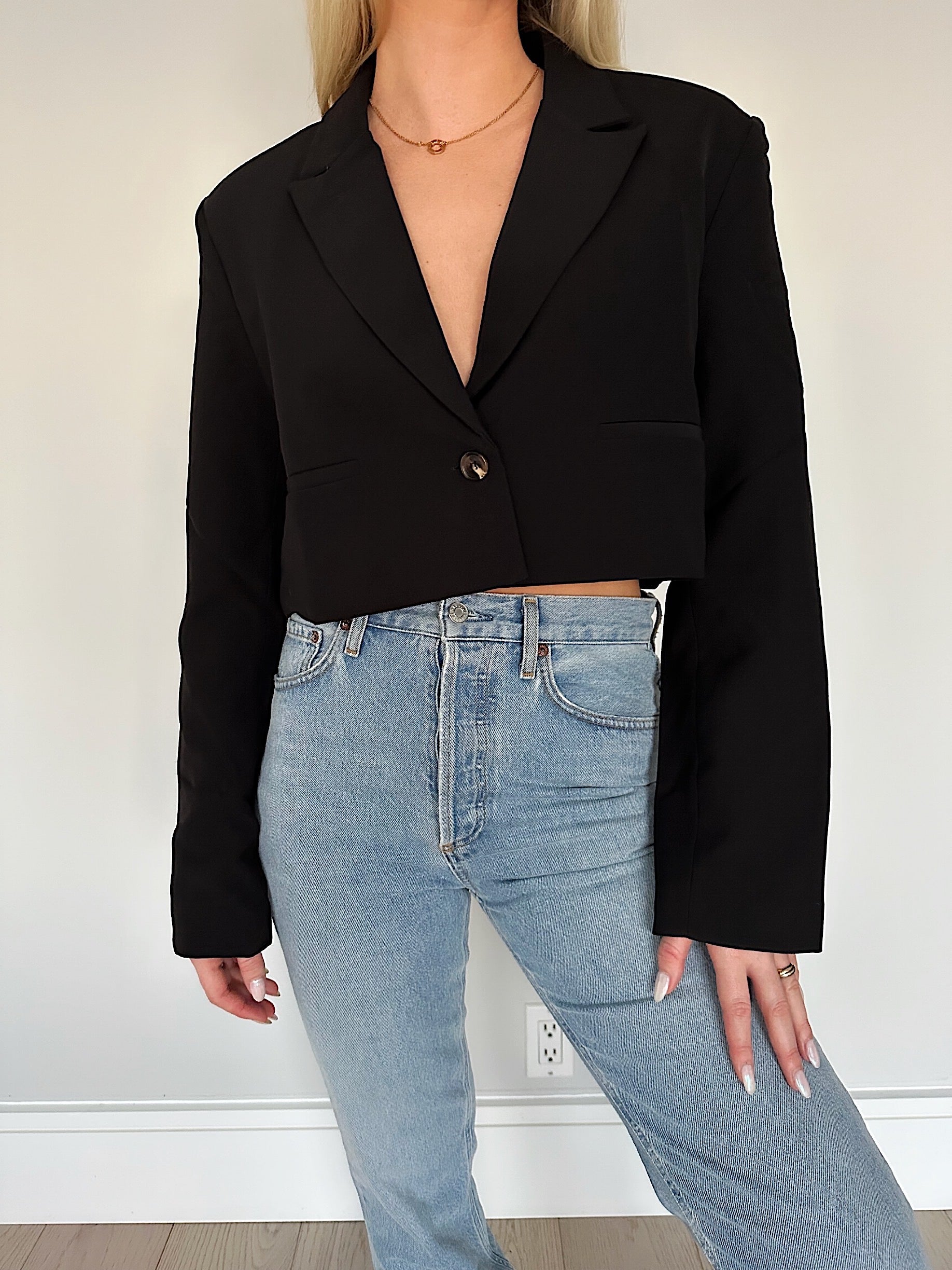 Cropped blazer. Oversized, boxy fit. Single breasted. Collar neckline. Long sleeves. Front button closure. Faux front pockets. Fully lined